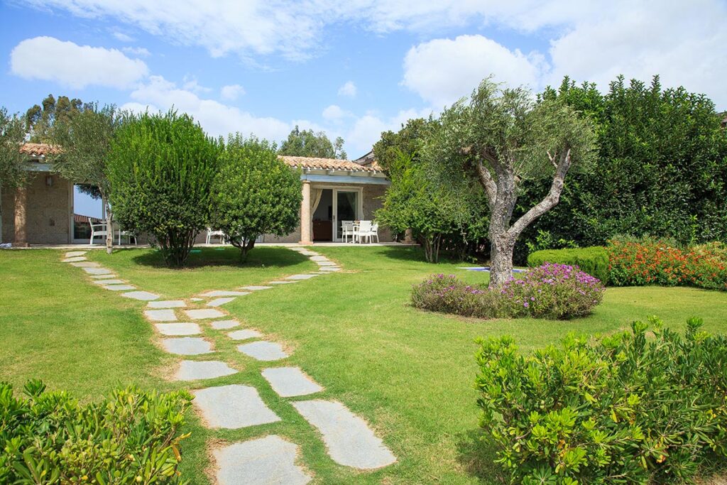 der Garten vom Hotel Garden Beach, Cala Sinzias-Castiadas - meer sardinien urlaub