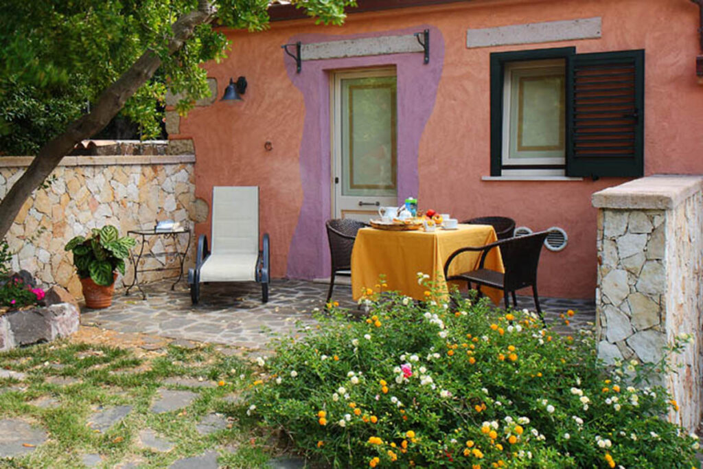 Hof vor den Le Tinaie-Zimmern, Hotel De Charme Villa Asfodeli, Tresnuraghes - meer sardinien urlaub
