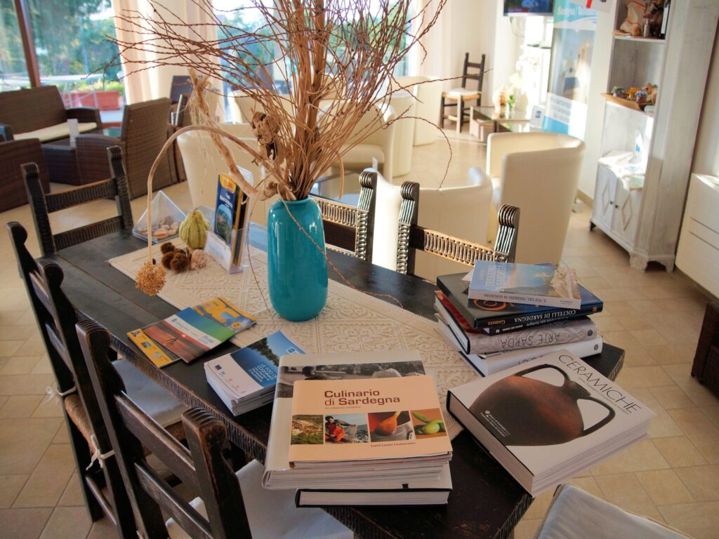 Infobroschueren an der Rezeption des Hotels Tartaruga Bianca, La Ciaccia-Valledoria - meer sardinien urlaub