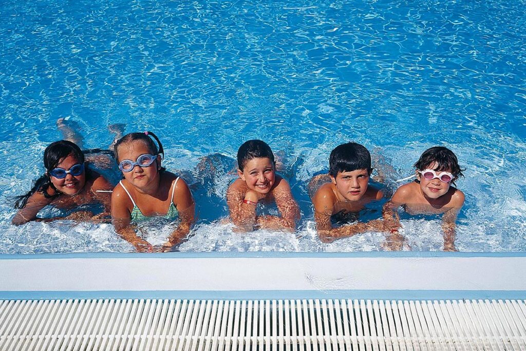 Kinderspass im Pool vom Hotel Li Cupulatti - meer sardinien urlaub