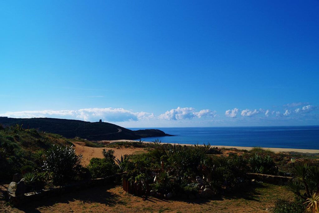 Panoramablick auf den Sarazenenturm und das Meer, Hotel Villaggio Sabbie D&acute;Oro, Torre dei Corsari - meer sardinien urlaub