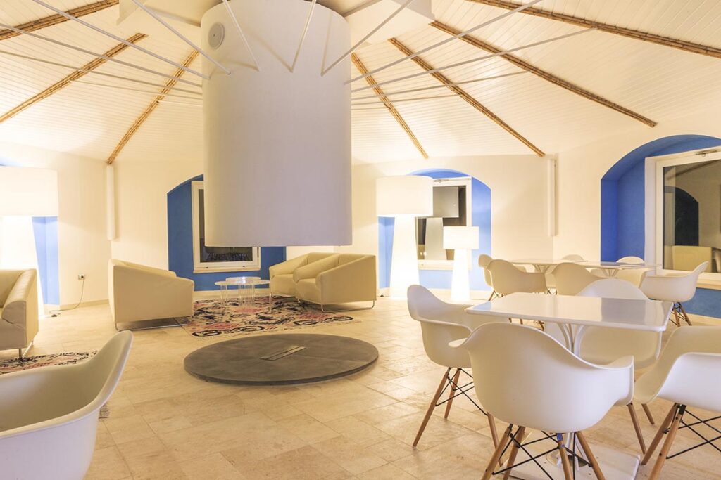der elegante Lounge-Bereich vom Hotel Tirreno Resort, Cala Liberotto bei Orosei - meer sardinien urlaub