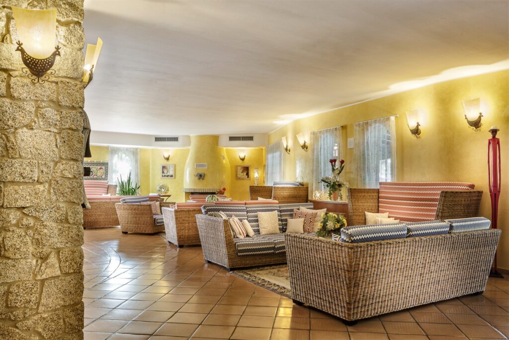 die stilvolle Lounge des Hotels Cruccuris Resort, Villasimius - meer sardinien urlaub