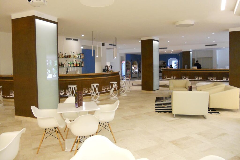 die Lounge vom Hotel Tirreno Resort, Cala Liberotto bei Orosei - meer sardinien urlaub