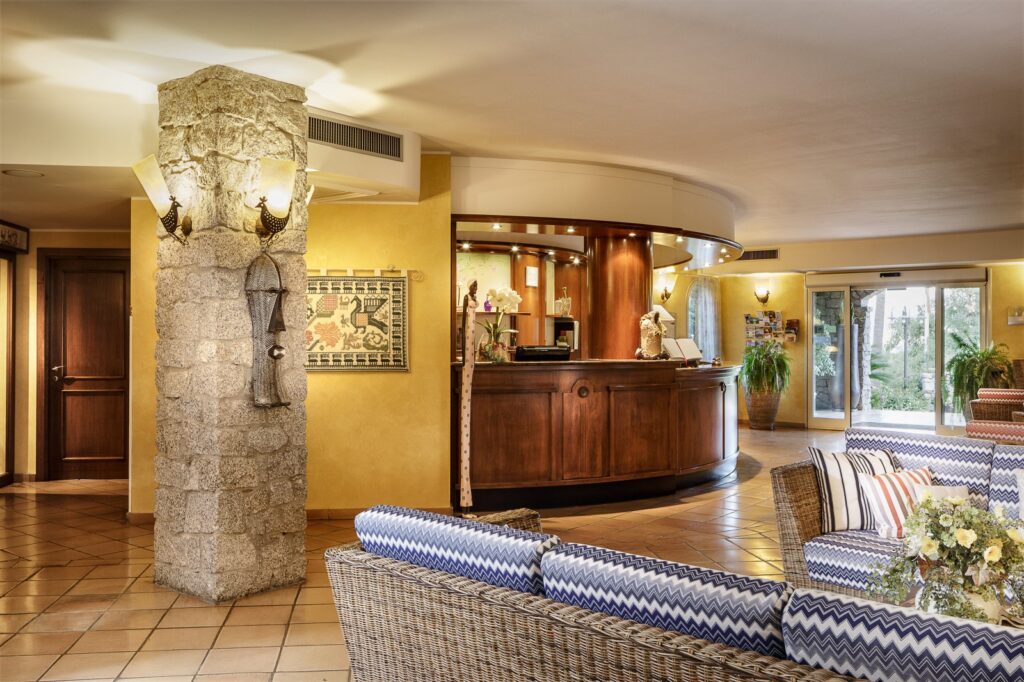 Lounge und Rezeption des Hotels Cruccuris Resort, Villasimius - meer sardinien urlaub