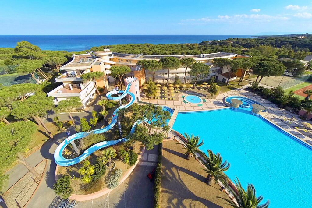 eine tolle Luftaufnahme vom Pool mit Wasserrutsche und Meer im Hintergrund vom Hotel Tirreno Resort, Cala Liberotto bei Orosei - meer sardinien urlaub