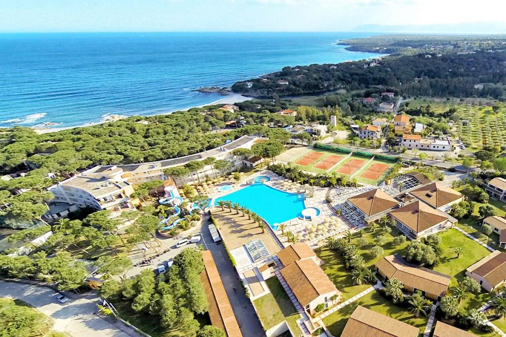 Luftaufnahme vom Pool und der Gartenanlage des Hotels Tirreno Resort, Cala Liberotto bei Orosei - meer sardinien urlaub