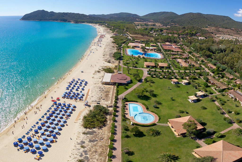Luftaufnahme der Sandbucht und des Hotels Garden Beach, Cala Sinzias-Castiadas - meer sardinien urlaub