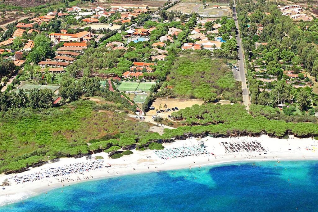 Luftaufnahme des Clubhotels Li Cupulatti bei Budoni - meer sardinien urlaub