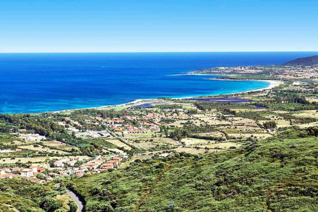 Luftaufnahme des Hotels Li Cupulatti - meer sardinien urlaub