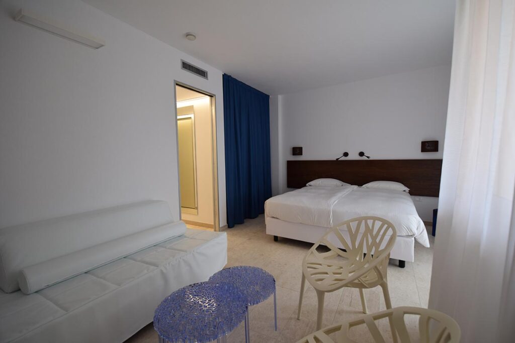 eines der eleganten Modern Two Bedroom Zimmer vom Hotel Tirreno Resort, Cala Liberotto bei Orosei - meer sardinien urlaub