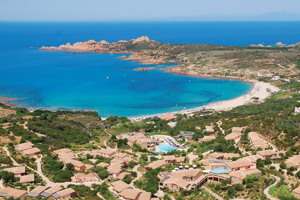 Panoramablick auf die Sandbucht des Hotels Marinedda, Isola Rossa - meer sardinien urlaub