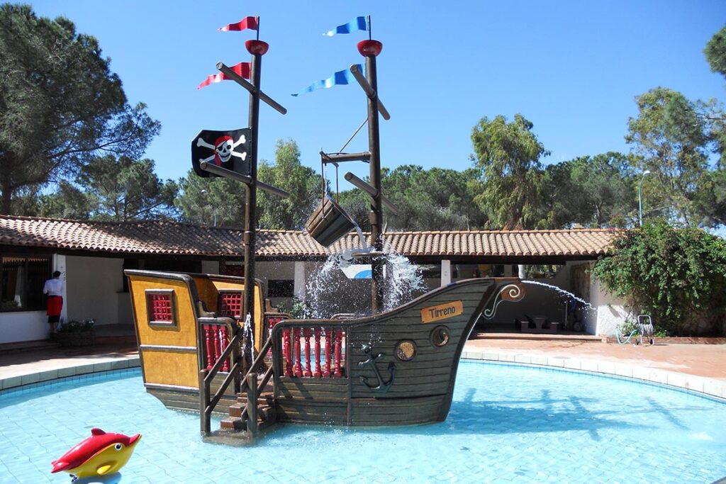 Riesenspass fuer die Kinder Dank des Piratenschiffs im Kinderpool, Hotel Tirreno Resort, Cala Liberotto bei Orosei - meer sardinien urlaub