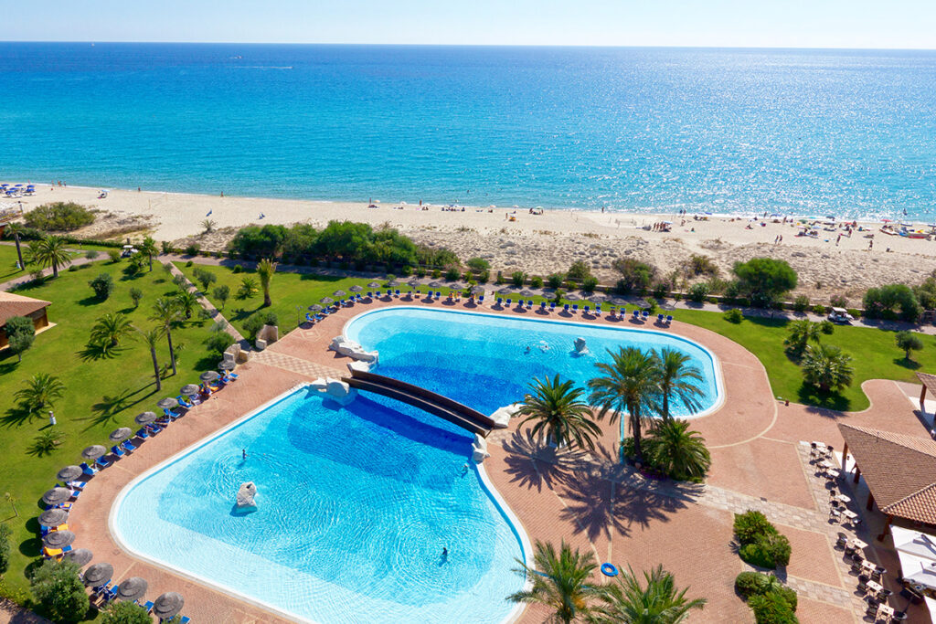 der Pool und der Traumstrand aus der Vogelperspektive, Hotel Garden Beach, Cala Sinzias-Castiadas - meer sardinien urlaub