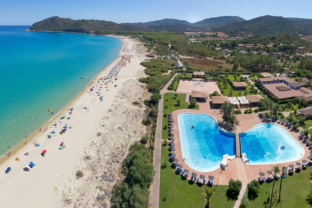 Pool und Strand aus der Vogelperspektive, Hotel Garden Beach, Cala Sinzias-Castiadas - meer sardinien urlaub