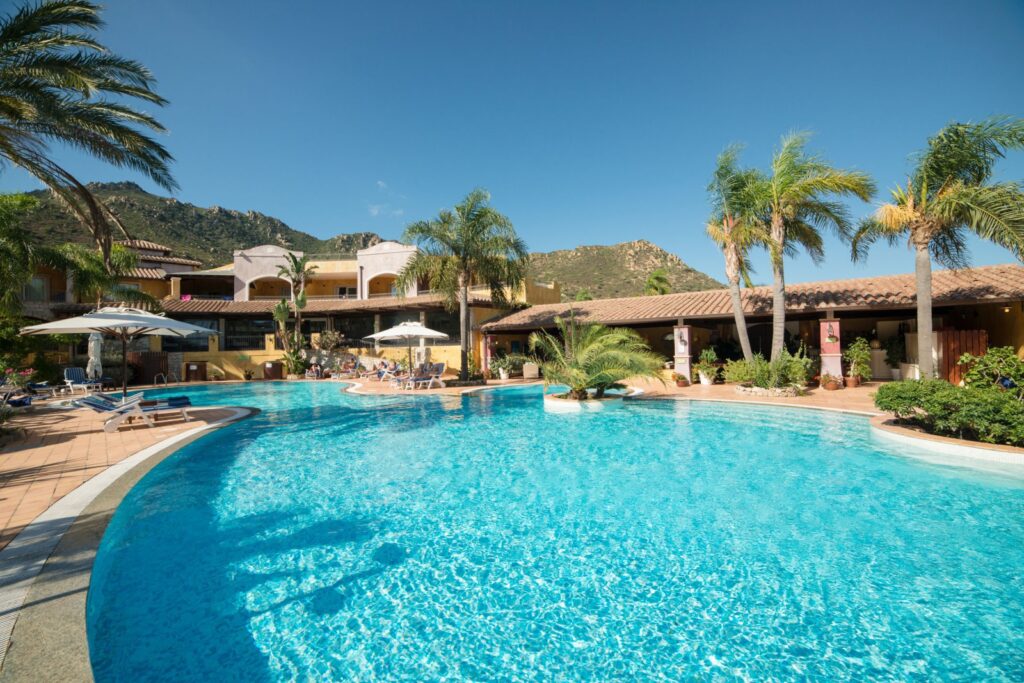 Pool und Zimmergebaeude vom Hotel Cruccuris Resort, Villasimius - meer sardinien urlaub