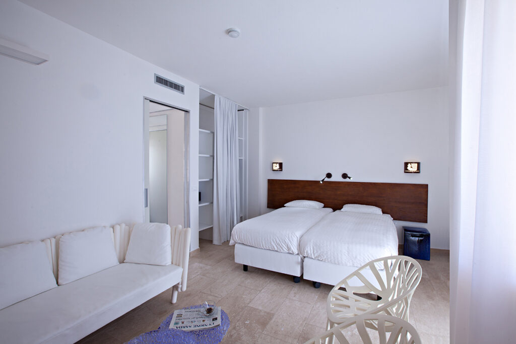 ein Premium Two Bedroom Zimmer vom Hotel Tirreno Resort, Cala Liberotto bei Orosei - meer sardinien urlaub