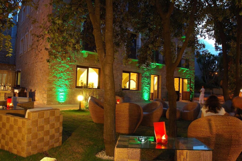 Relax im Garten des Hotels Nascar - meer sardinien urlaub