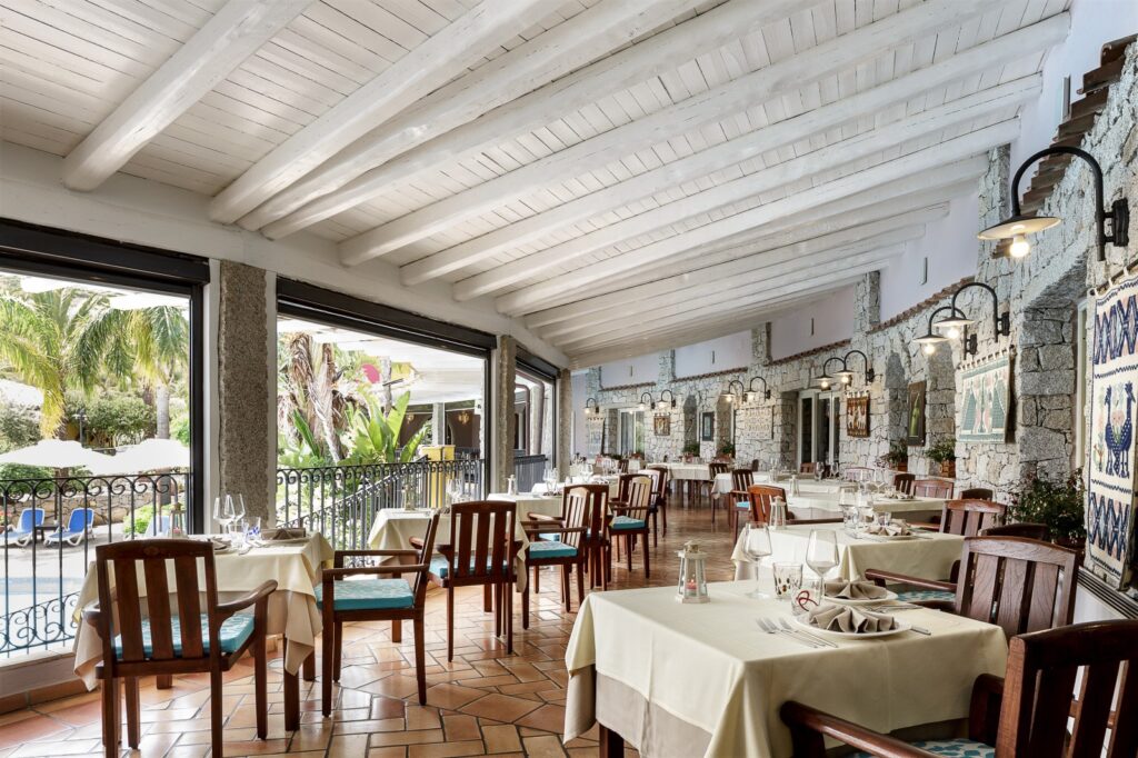 das stimmungsvolle Restaurant, Hotel Cruccuris Resort, Villasimius - meer sardinien urlaub