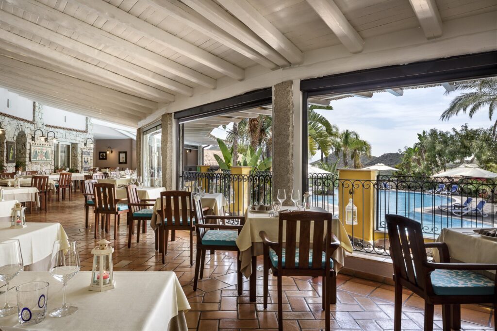 das Restaurant mit Poolblick des Hotels Cruccuris Resort, Villasimius - meer sardinien urlaub