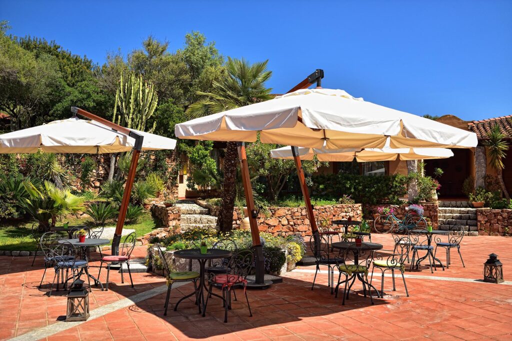 Schattige Lieblingsplätze auf der Barterrasse, Hotel Club Saraceno, Arbatax - meer sardinien urlaub
