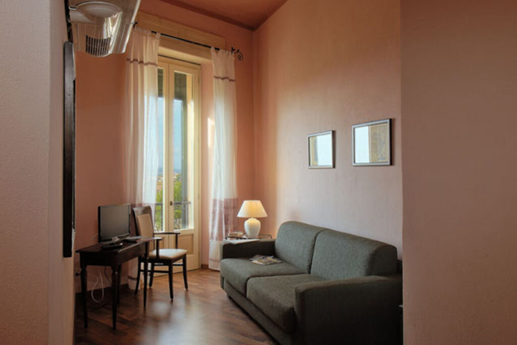Schlafsofa der Junior Suite Nr. 125 fuer 4 Personen des Hotels De Charme Villa Asfodeli, Tresnuraghes - meer sardinien urlaub