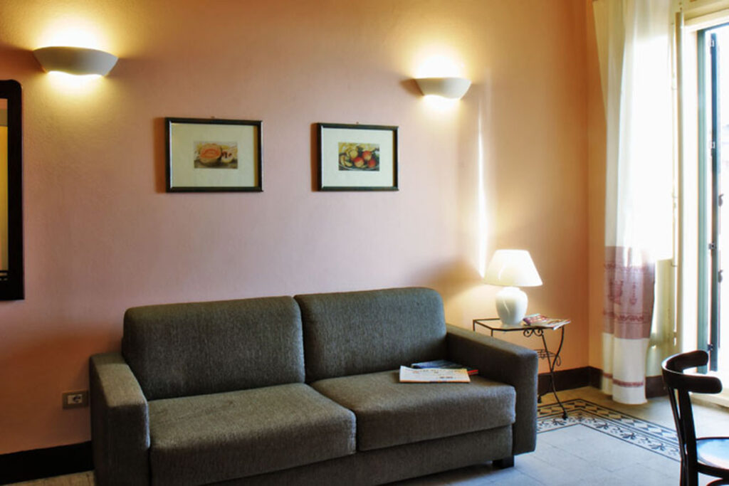 Schlafsofa der Suite Nr. 122 des Hotels De Charme Villa Asfodeli, Tresnuraghes - meer sardinien urlaub