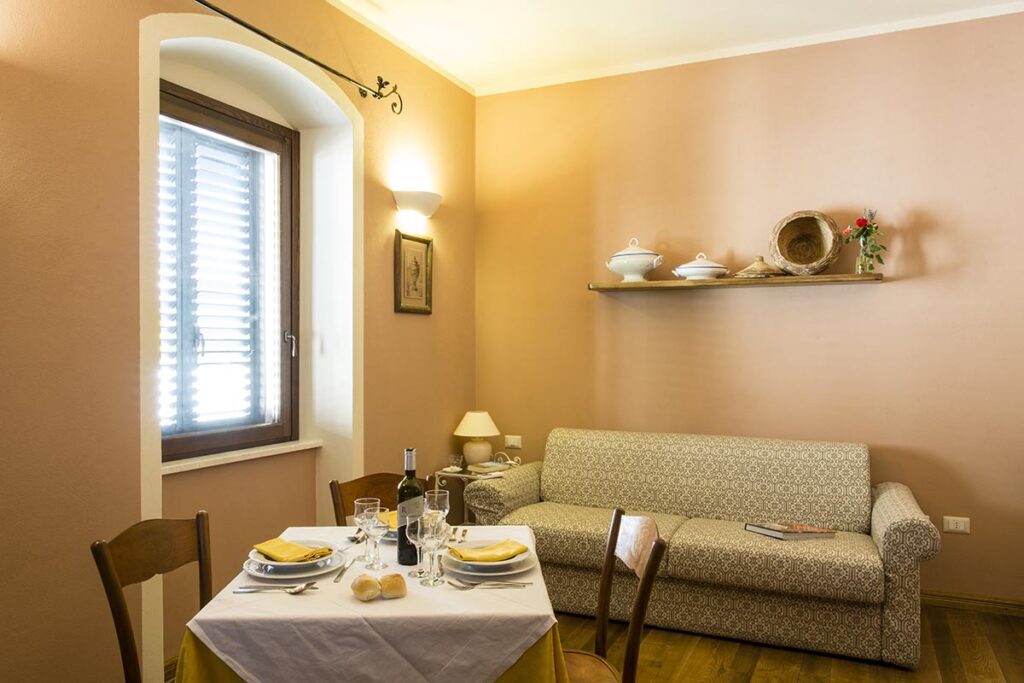 Schlafsofa der Suite im Nebenhaus Deriu vom Hotel De Charme Villa Asfodeli, Tresnuraghes - meer sardinien urlaub