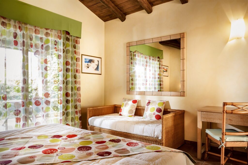Schlafsofa des Classic-Zimmers, Hotel Cruccuris Resort, Villasimius - meer sardinien urlaub