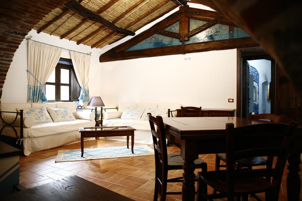 Schöner Blick in ein Suite Senior-Zimmer im Hotel Anticos Palathos - meer sardinien urlaub