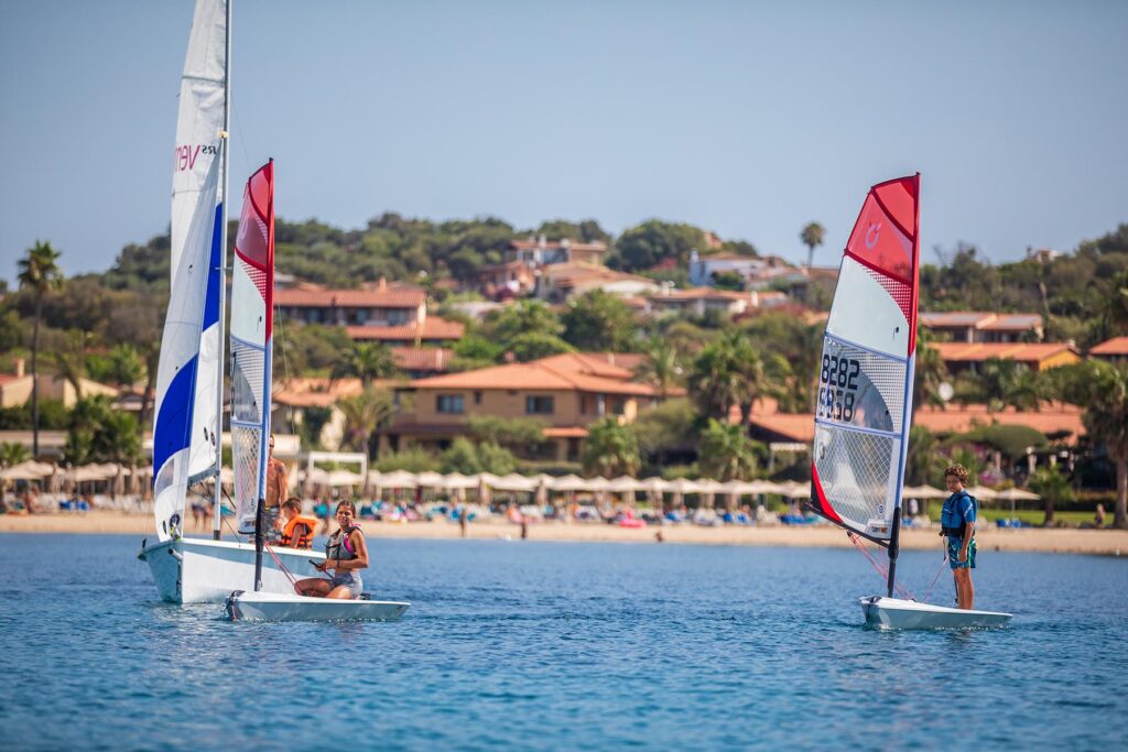 Segeln für Gross und Klein beim Hotel Club Saraceno, Arbatax - meer sardinien urlaub