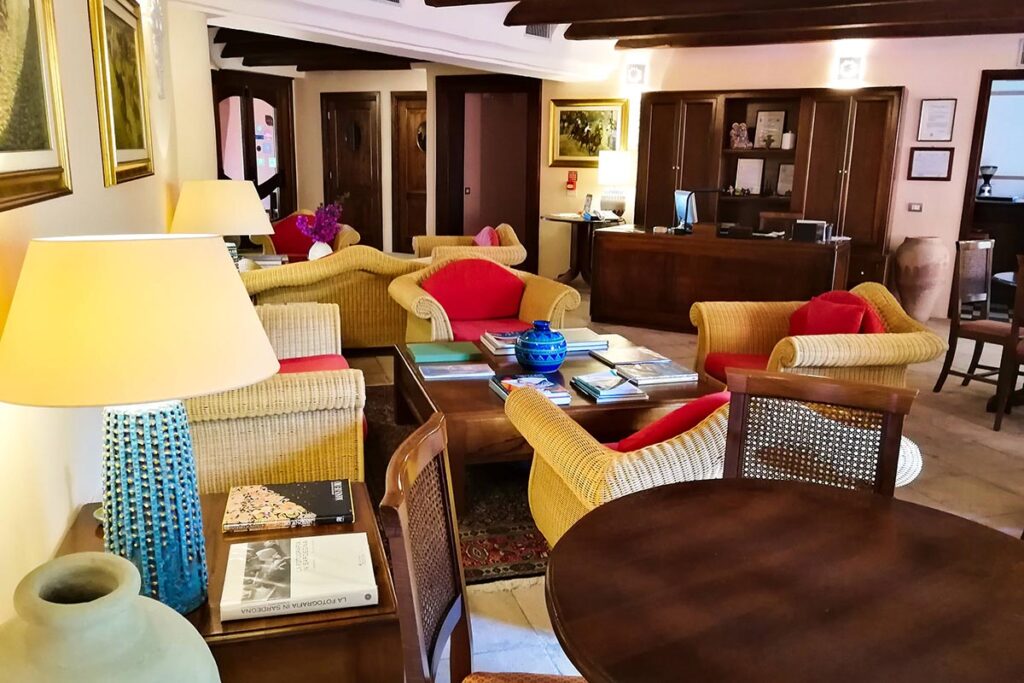 Sitzgelegenheiten bei der Rezeption des Hotels Il Vecchio Mulino, Arbatax bei Tortoli - meer sardinien urlaub