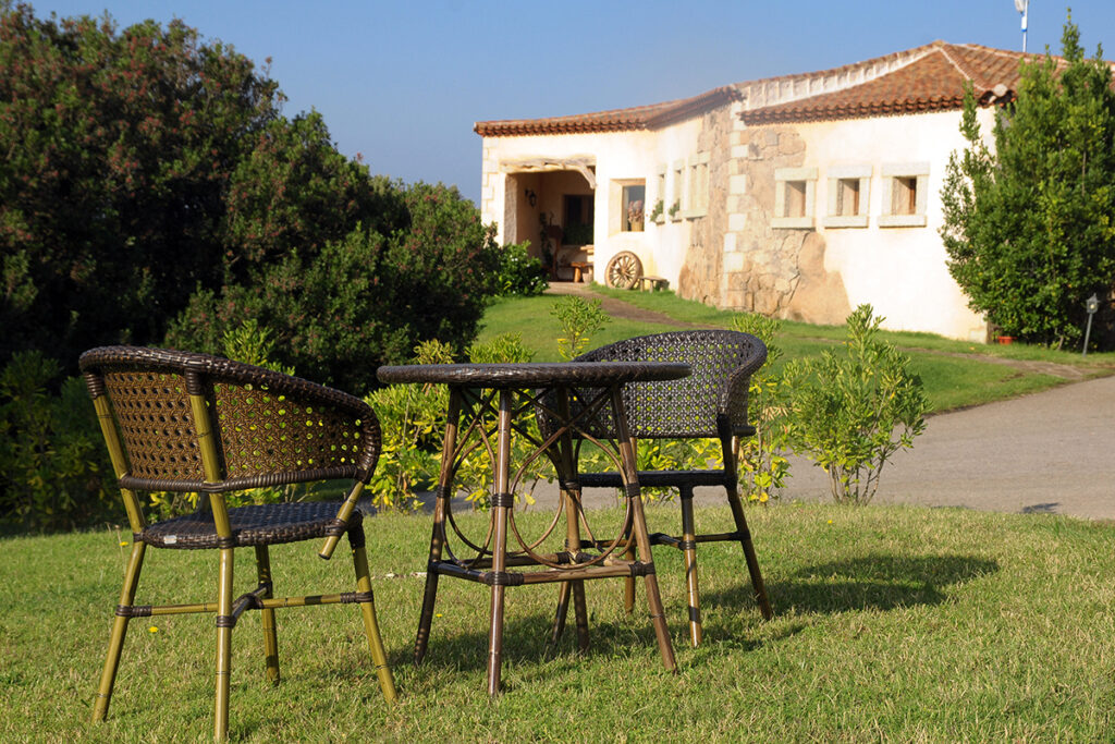 Sitzgelegenheiten im Freien des Hotels Resort Tenuta Pilastru, Arzachena - meer sardinien urlaub