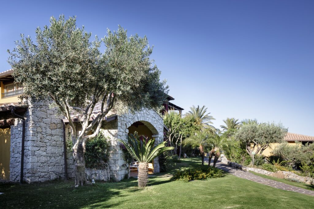 Steinfassaden des Hotels Cruccuris Resort, Villasimius - meer sardinien urlaub