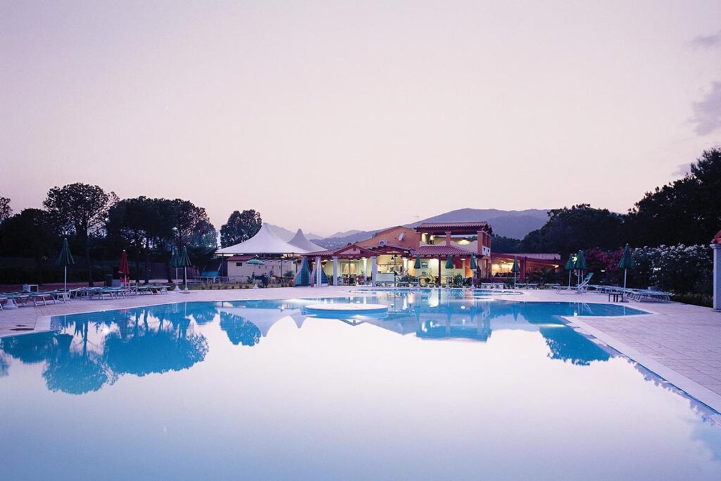 Stimmung am Pool vom Hotel Li Cupulatti - meer sardinien urlaub
