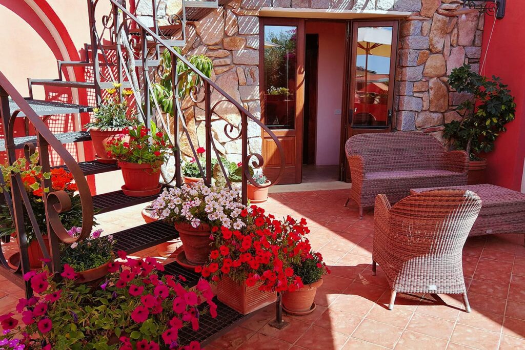 der kleine, idyllische Hof des Hotels Il Vecchio Mulino, Arbatax bei Tortoli - meer sardinien urlaub