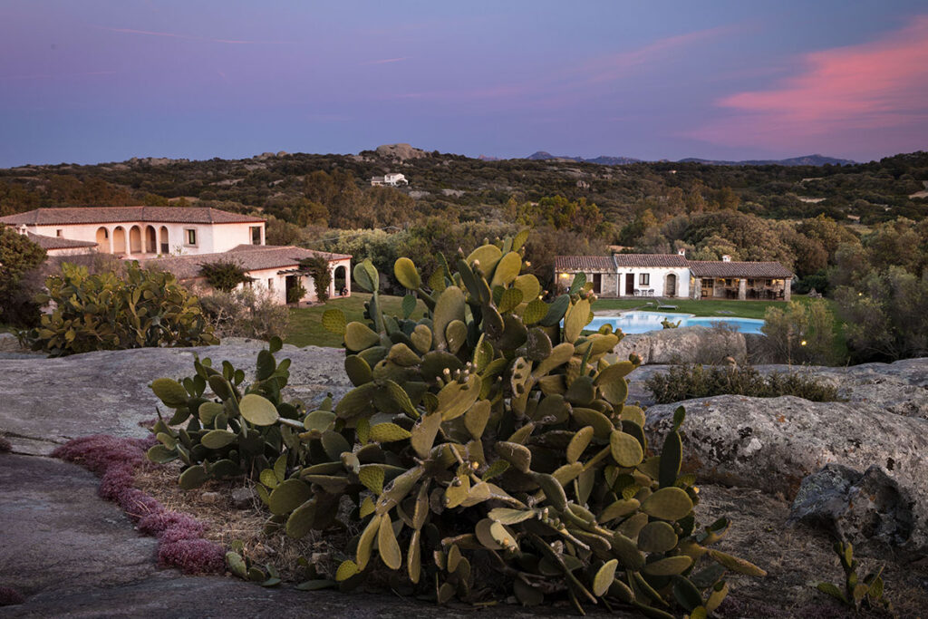 Stimmungsvolle Ansicht des Hotels Resort Tenuta Pilastru, Arzachena - meer sardinien urlaub