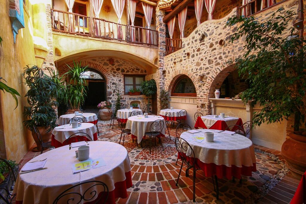 Stimmungsvoller Frühstücksbereich im Hotel Anticos Palathos - meer sardinien urlaub