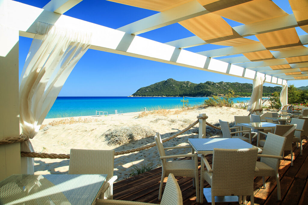 das Strandrestaurant Sunset vom Hotel Garden Beach, Cala Sinzias-Castiadas - meer sardinien urlaub