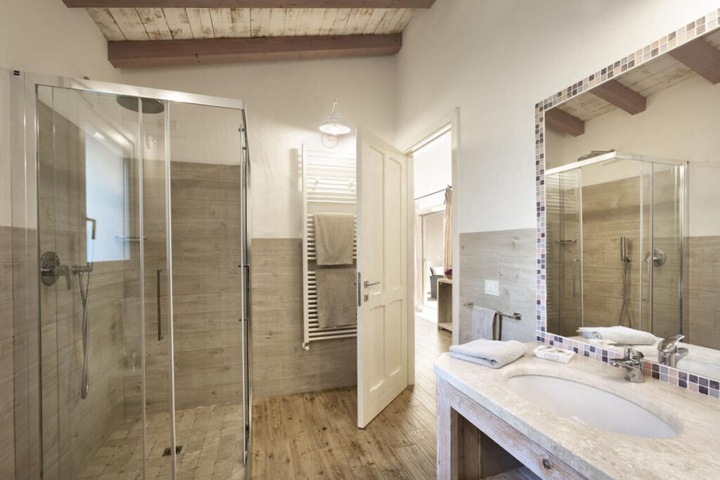 das Badezimmer einer Suite im Hotel Resort Tenuta Pilastru, Arzachena - meer sardinien urlaub