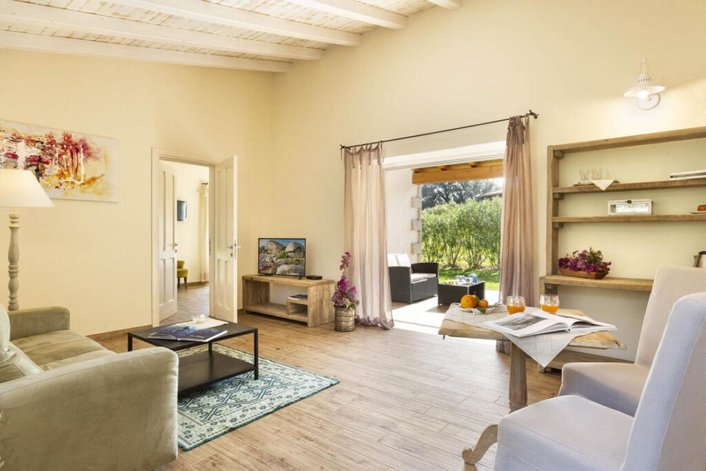 Blick in den Wohnraum einer Suite im Hotel Resort Tenuta Pilastru, Arzachena - meer sardinien urlaub