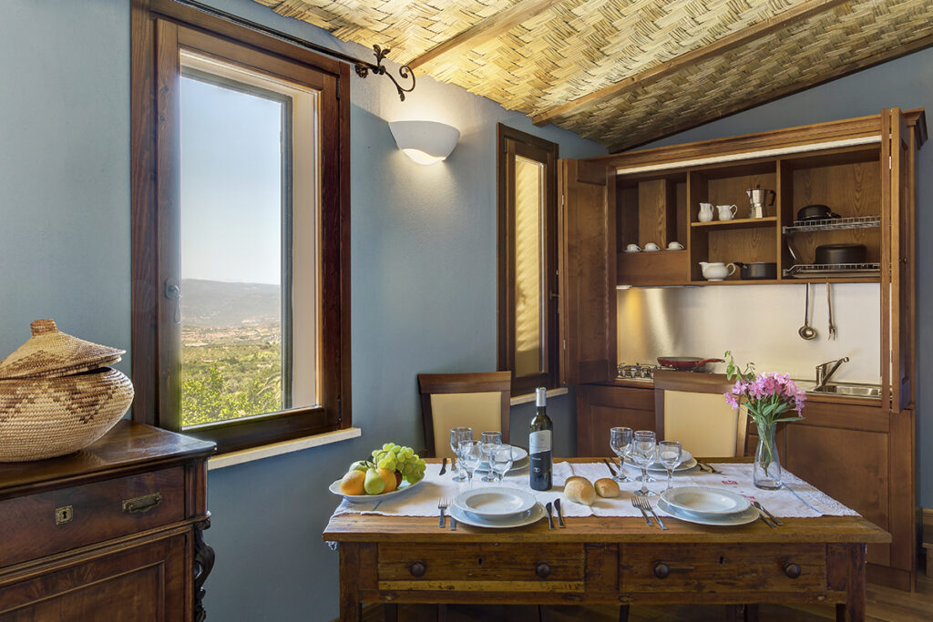 eine Suite mit moeglichem Kochbereich im Haus Deriu - Hotel Villa Asfodeli, Tresnuraghes - meer sardinien urlaub