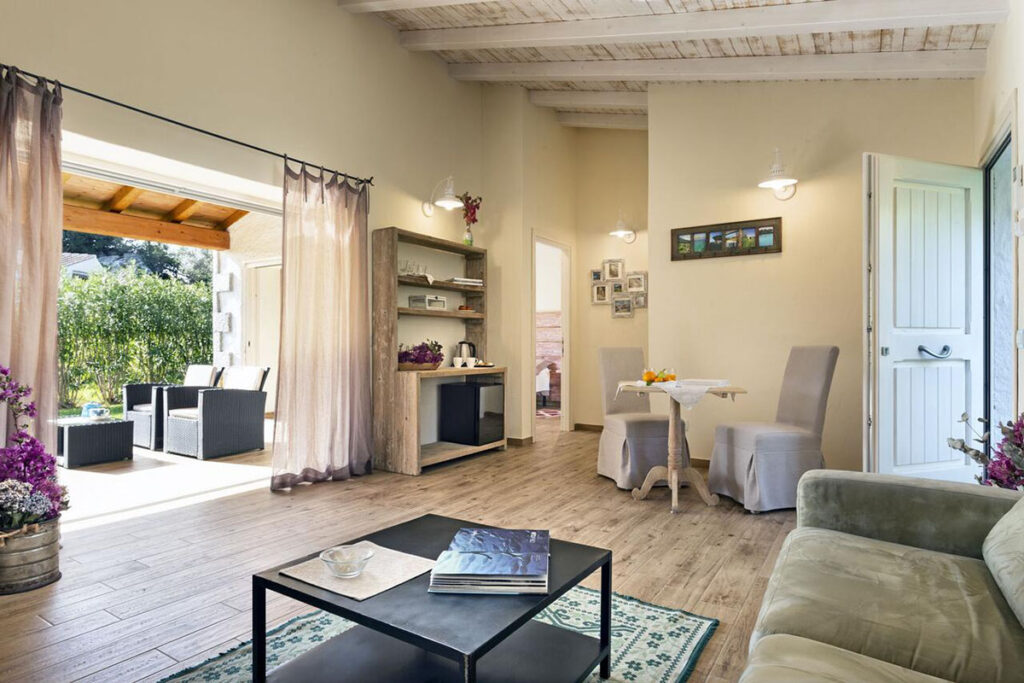eine der geraeumigen Suiten des Hotels Resort Tenuta Pilastru, Arzachena - meer sardinien urlaub