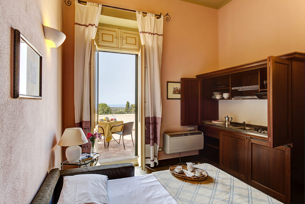 eine Suite im Hotel Villa Asfodeli in Tresnuraghes, die auch mit Kochecke zur Selbstverpflegung genutzt werden kann - meer sardinien urlaub