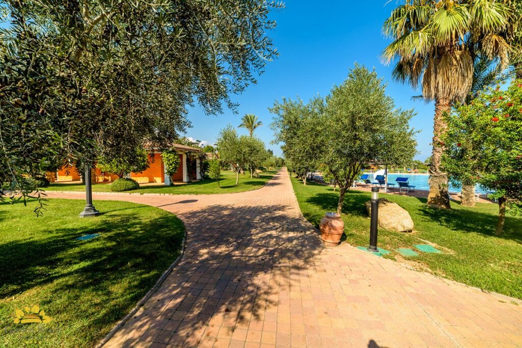 Aussenansicht der Superior-Zimmer und des Pools vom Hotel Garden Beach, Cala Sinzias-Castiadas - meer sardinien urlaub