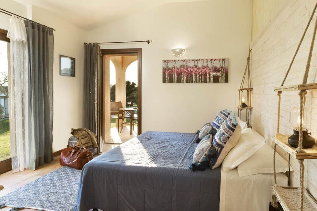 ein Beispiel für ein Superior Zimmer im Hotel Resort Tenuta Pilastru, Arzachena - meer sardinien urlaub