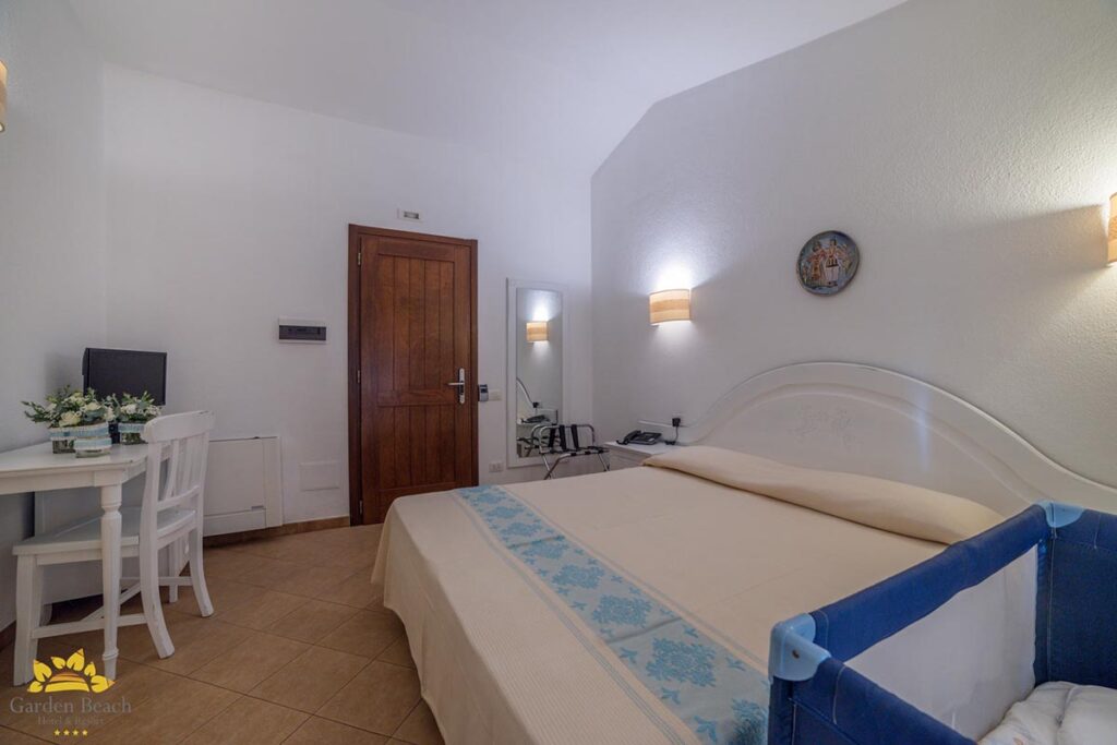 ein Superior-Zimmer mit Kinderbett vom Hotel Garden Beach, Cala Sinzias-Castiadas - meer sardinien urlaub