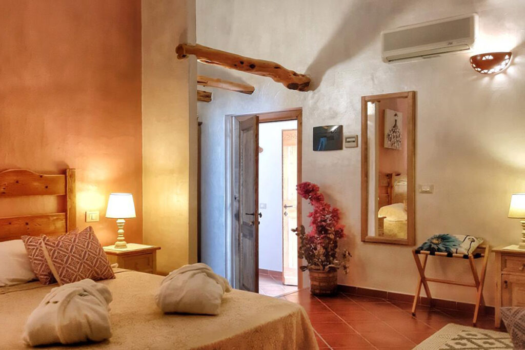 Superior Zimmer mit Naturelementen im Hotel Resort Tenuta Pilastru, Arzachena - meer sardinien urlaub