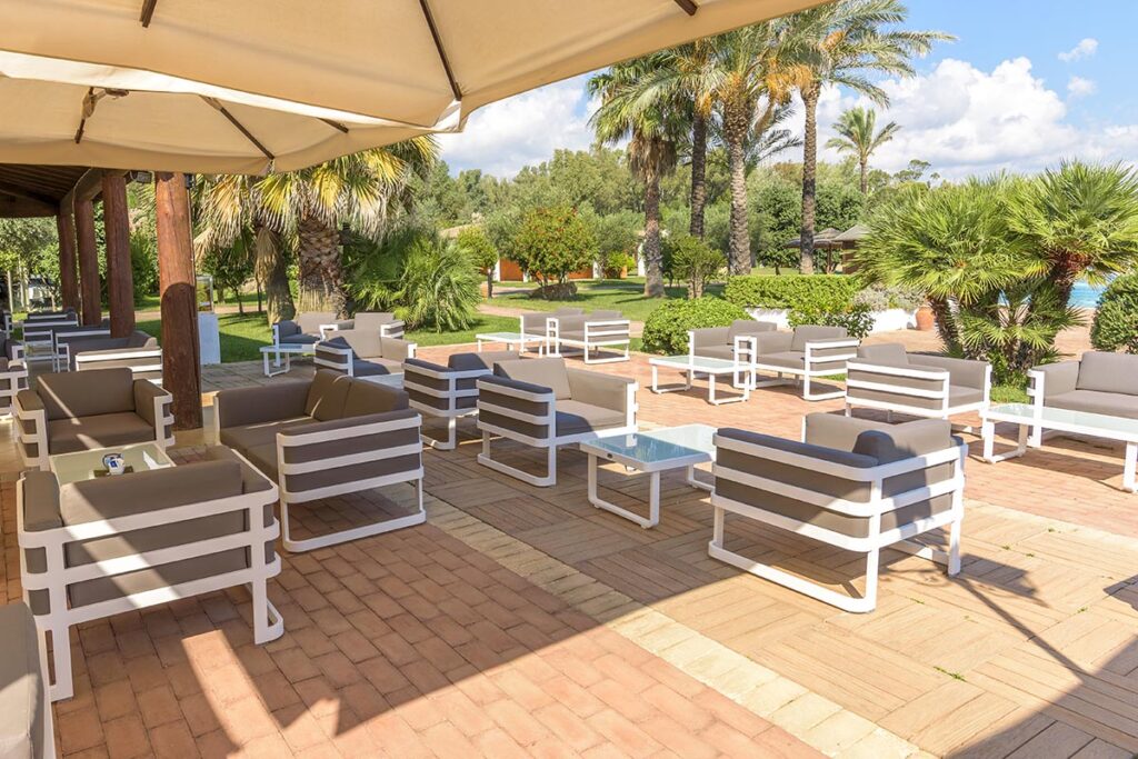 die Terrasse der American Bar vom Hotel Garden Beach, Cala Sinzias-Castiadas - meer sardinien urlaub