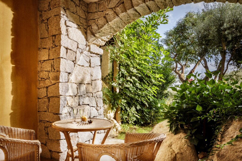 eine der idyllischen Terrasses der Classic-Zimmer, Hotel Cruccuris Resort, Villasimius - meer sardinien urlaub
